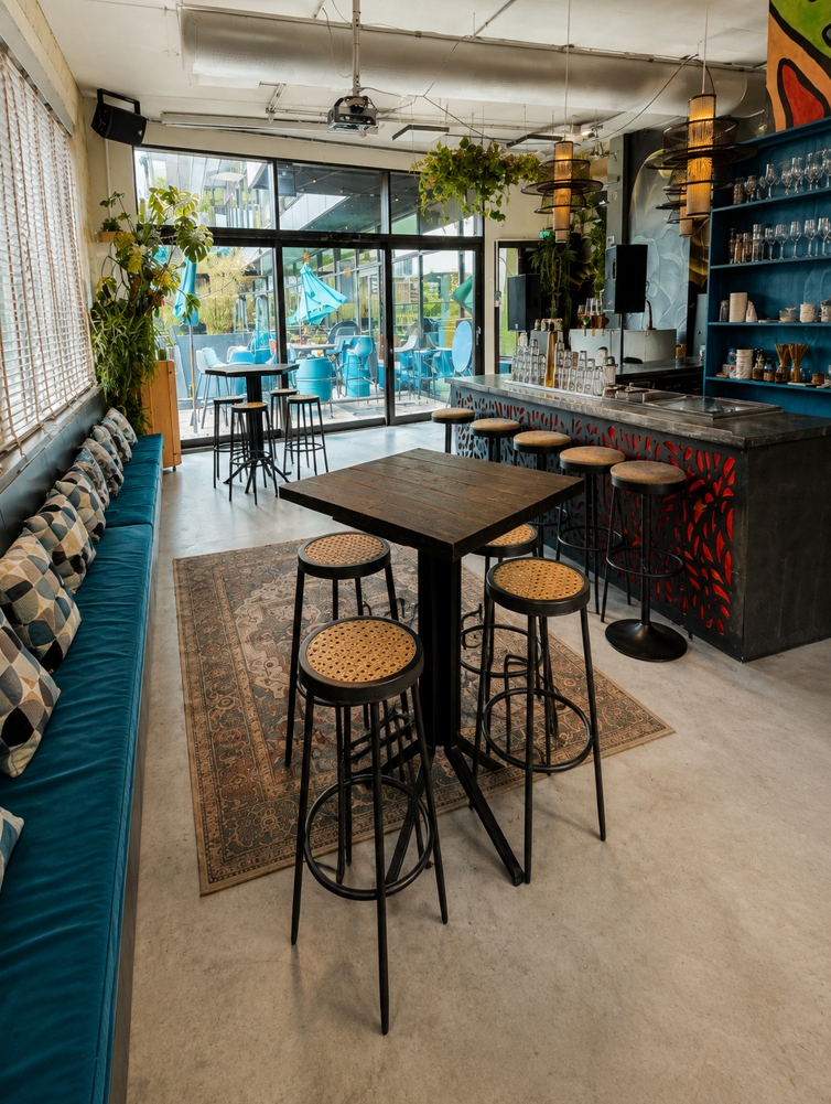 Bar Hout Space daylight setup